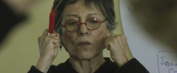 Regina Favre posturando com uma caneta nas mãos