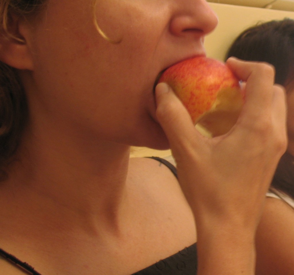 mordendo uma maçã